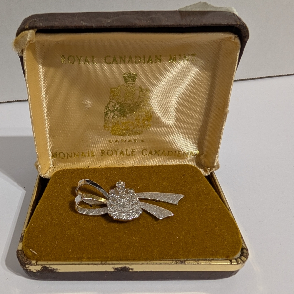 VINTAGE ROYAL CANADIAN MINT STERLING SILVER PIN with BOX